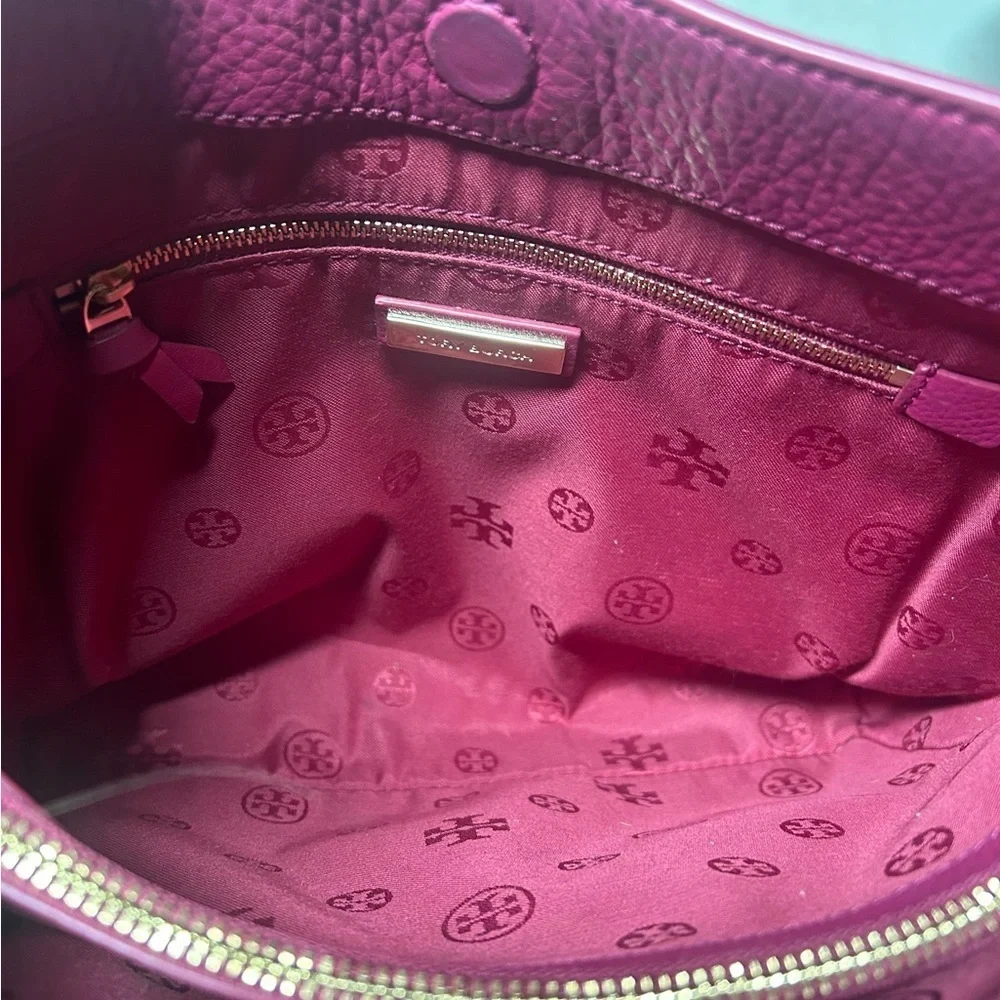Tory Burch Britten Pebbled Slouchy Tote Shoulder Purse Magenta Pink & Gold